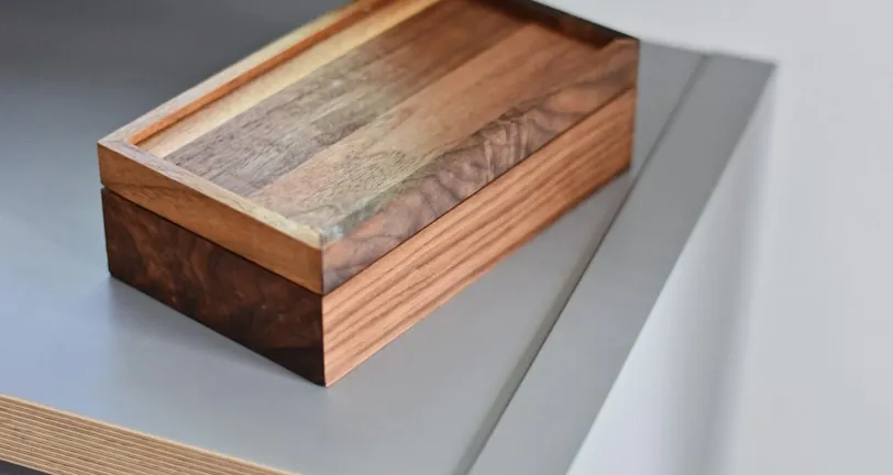 Coffret en bois fini avec marqueterie