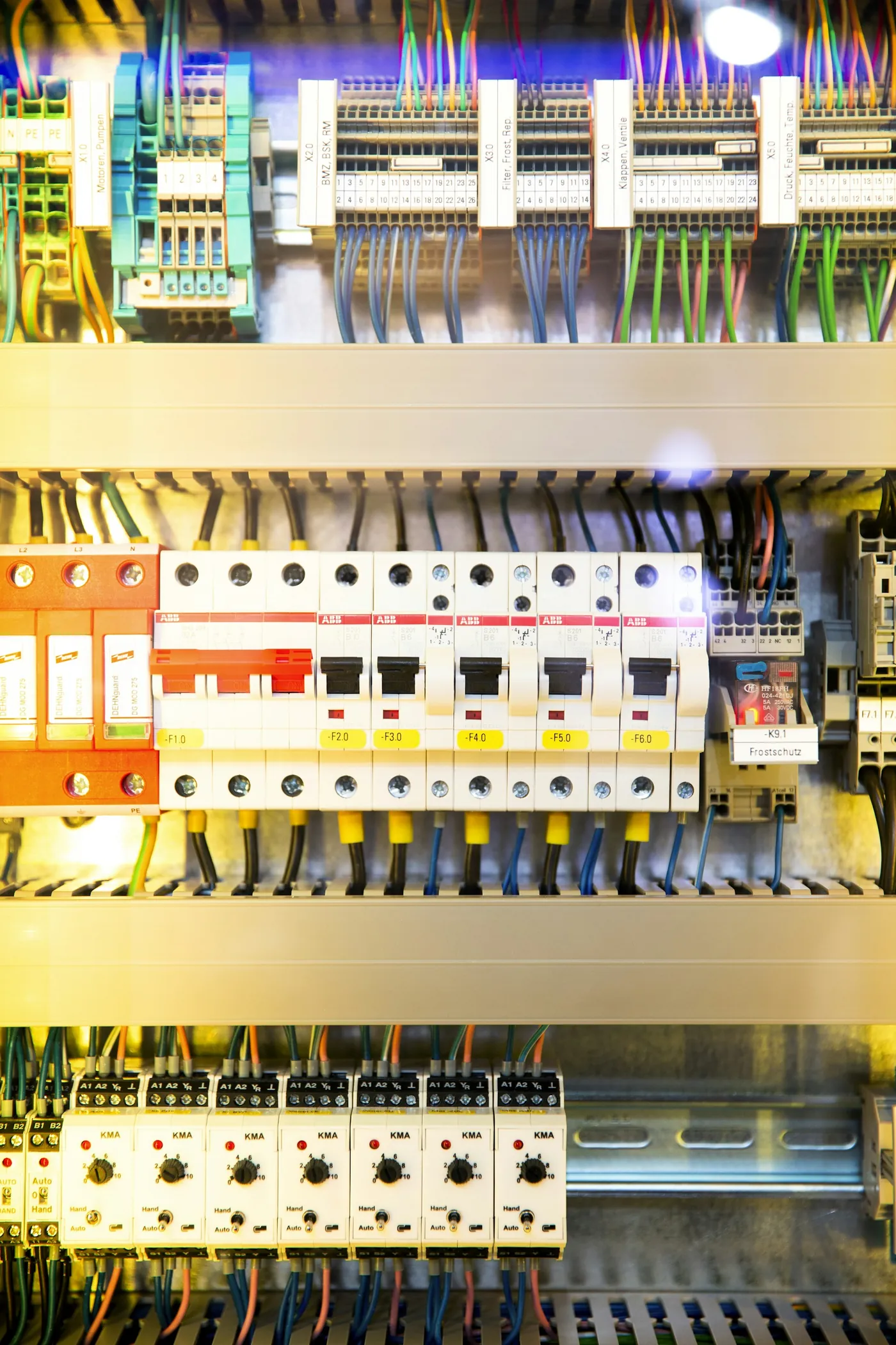 Rangées de disjoncteurs dans un tableau électrique