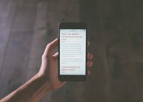 Site d'électricien affiché sur un smartphone