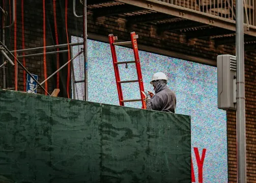 Façade en travaux avec échafaudage