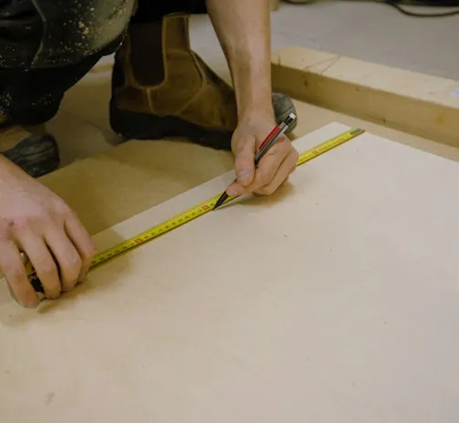 Prise de mesure et traçage sur une planche