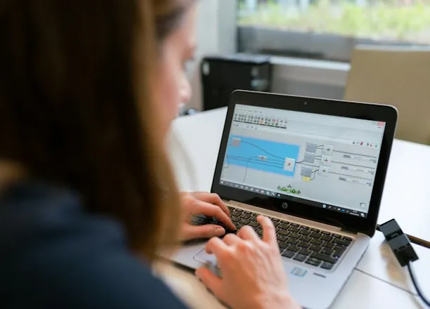 Personne travaillant sur un site internet depuis son ordinateur